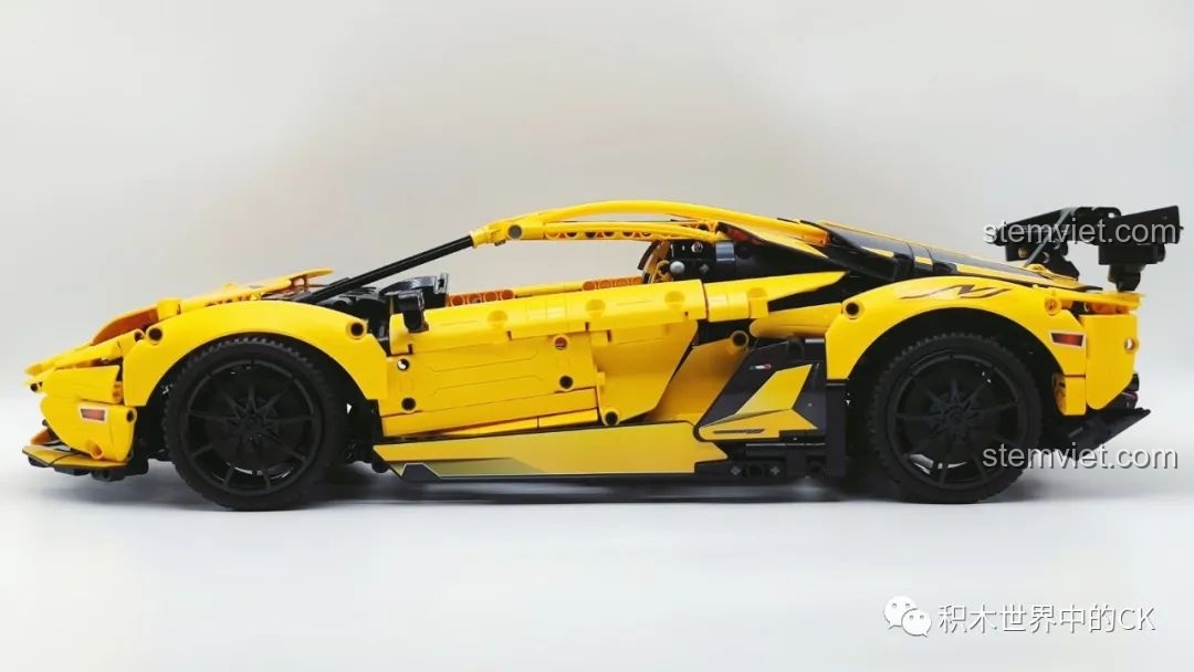 Mô hình đồ chơi xây dựng CaDA C63004 Lamborghini Aventador LP700 nhìn từ bên hông, thể hiện đường nét thiết kế khí động học và tỉ lệ chuẩn xác.