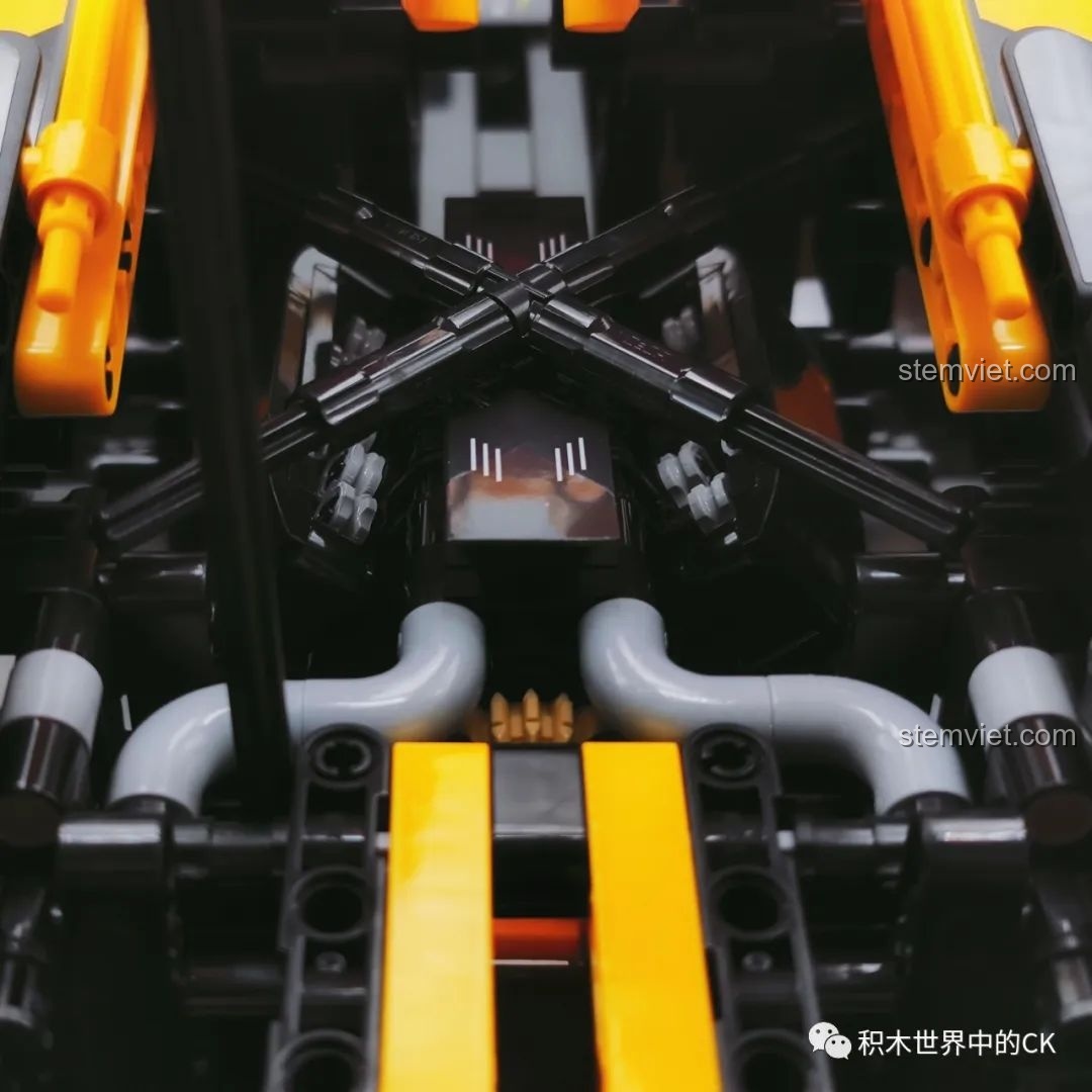 Góc nhìn khác về cánh gió sau của bộ đồ chơi Lamborghini Aventador LP700-4 cho con trai trên 8 tuổi, thể hiện cơ chế hoạt động linh hoạt.