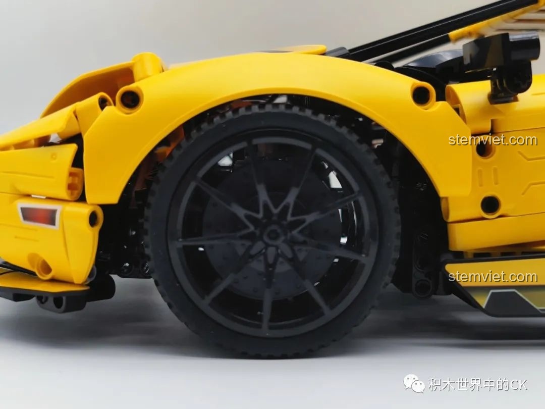 Bánh sau của bộ đồ chơi lắp ghép CaDA C 63004 Lamborghini Aventador LP700, chi tiết mâm và phanh đĩa được tái hiện sống động.