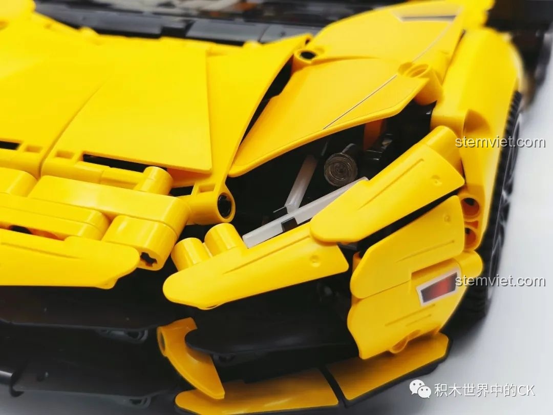 Bánh xe của bộ đồ chơi xây dựng CaDA C63004 Lamborghini Aventador LP700, với mâm đúc và lốp cao su chất lượng cao, tăng tính chân thực.