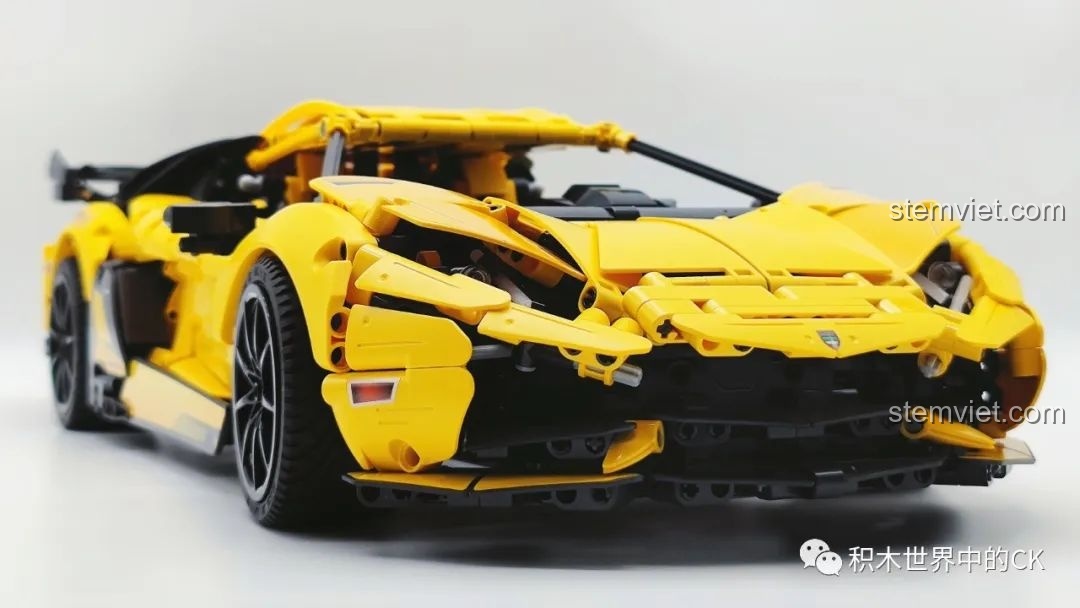 Chi tiết đèn pha của bộ đồ chơi mô hình Lamborghini Aventador LP700-4 C63004, thiết kế sắc sảo, giống xe thật.