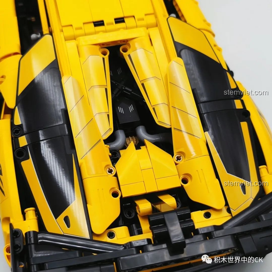 Cận cảnh động cơ của bộ đồ chơi mô hình Lamborghini Aventador 63004, các đường ống và chi tiết máy móc được tái hiện chân thực.