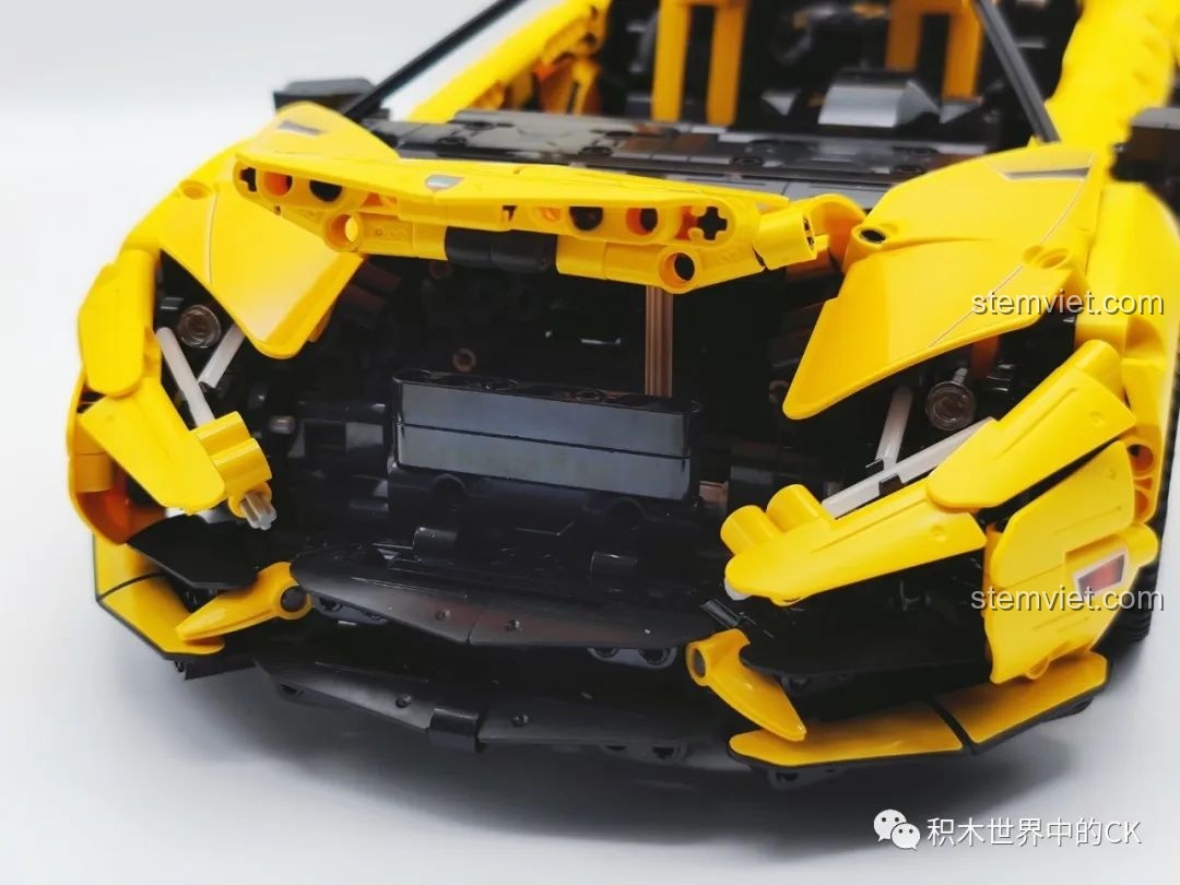 Cận cảnh hông xe của bộ lắp ráp CaDA 3004 Lamborghini Aventador LP700, đường nét khí động học và logo đặc trưng của hãng.