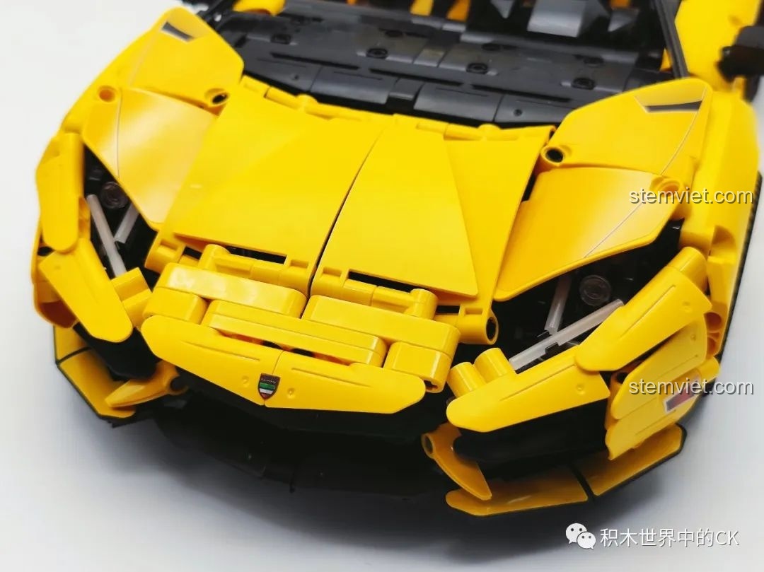 Chi tiết lưới tản nhiệt phía trước của bộ xếp hình Lamborghini Aventador LP700 C63004, các khe gió được tái hiện tỉ mỉ.