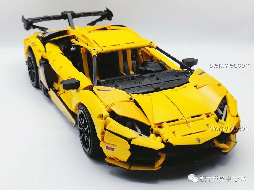 Cận cảnh mặt trước của đồ chơi lắp ghép Siêu xe Lamborghini Aventador 3004, chi tiết đèn pha và lưới tản nhiệt được tái hiện chân thực.