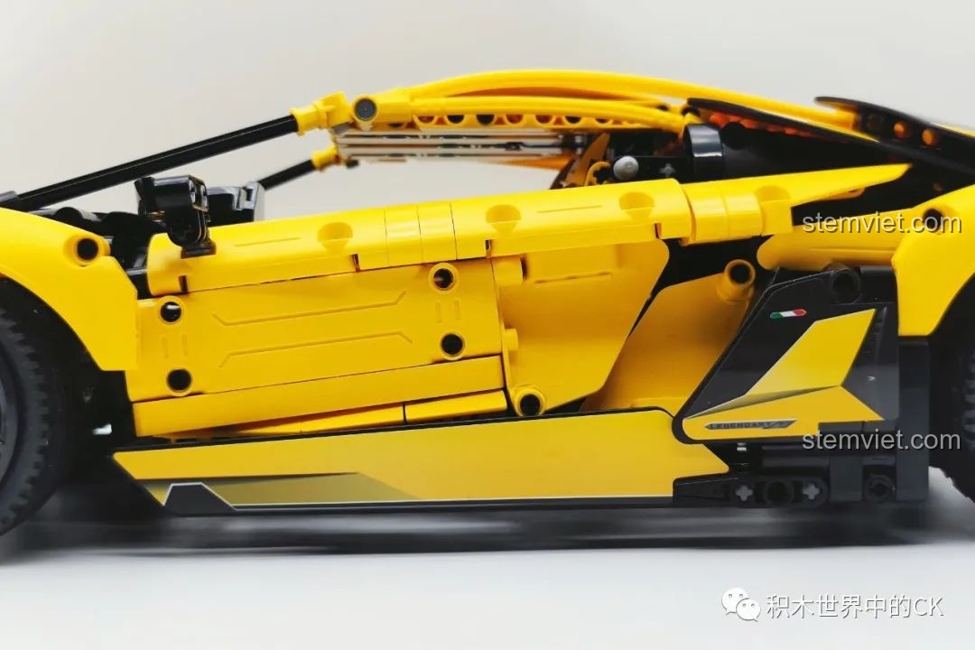 Nội thất của bộ lắp ráp Lamborghini Aventador LP700 cho trẻ 8+, với vô lăng và bảng điều khiển được tái hiện chi tiết, tăng trải nghiệm chơi.