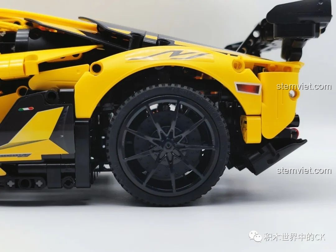 Góc nhìn khác về nội thất của bộ đồ chơi xây dựng Lamborghini Aventador LP700 Siêu Xe Thể Thao, thể hiện không gian buồng lái chân thực và các chi tiết nhỏ.