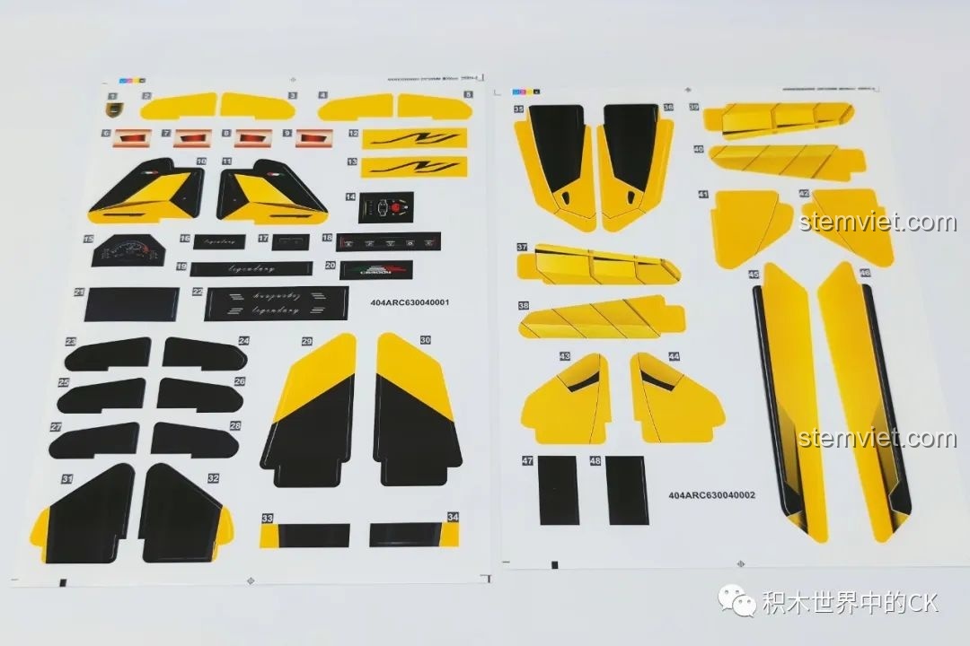 Tấm decal dán chi tiết màu vàng và đen cho bộ xếp hình Lamborghini Aventador LP700 C63004, giúp mô hình thêm sống động và chân thực.