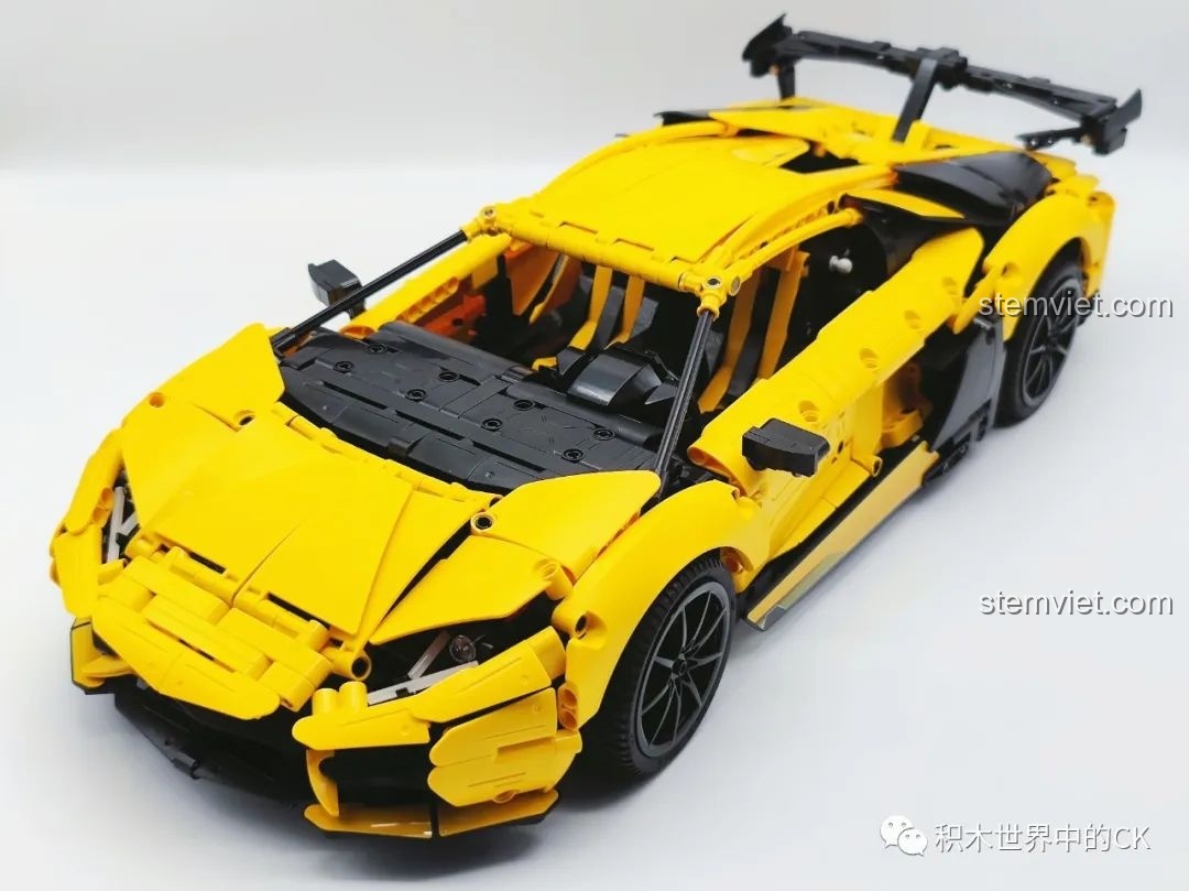 Mô hình Lamborghini Aventador LP700-4 C63004 của CaDA đã gần hoàn thiện, thân vỏ màu vàng nổi bật, chi tiết sắc nét.