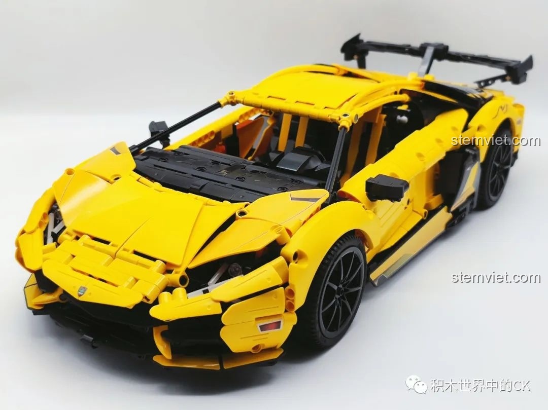 Góc nhìn cận cảnh mô hình Lamborghini Aventador 63004 của CaDA đã gần hoàn thiện, thể hiện đường nét thiết kế tinh xảo.