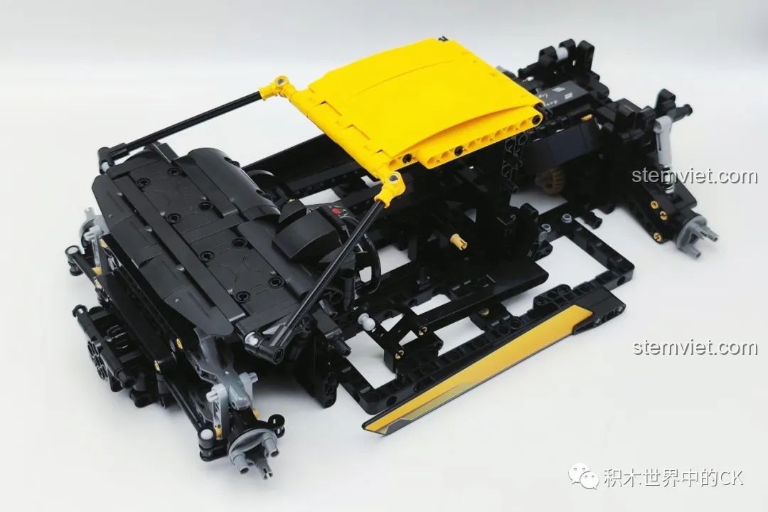 Quá trình lắp ráp khung gầm của bộ lắp ráp Lamborghini Aventador LP700, cho thấy sự phức tạp và độ chắc chắn của cấu trúc.