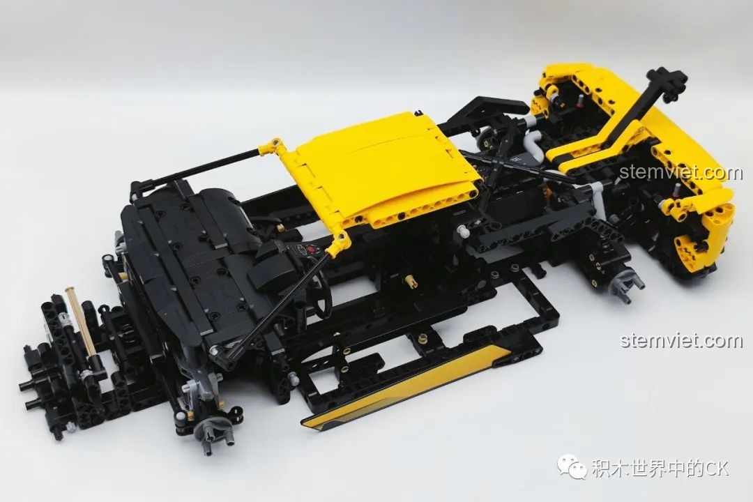 Tiến độ lắp ráp khung gầm của bộ đồ chơi xây dựng Lamborghini Aventador LP700 Siêu Xe Thể Thao, các chi tiết kỹ thuật được kết nối chặt chẽ.