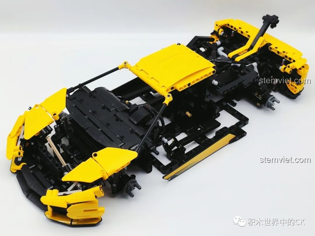 Khung gầm của bộ khối lắp ghép 3004 Lamborghini Aventador LP700 gần hoàn chỉnh, thể hiện sự tỉ mỉ trong thiết kế.