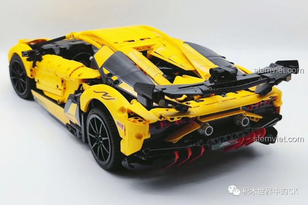 Mặt sau của bộ lắp ráp Mô hình Lamborghini Aventador 63004 đã hoàn thiện, nổi bật với cánh gió lớn và hệ thống ống xả kép thể thao.