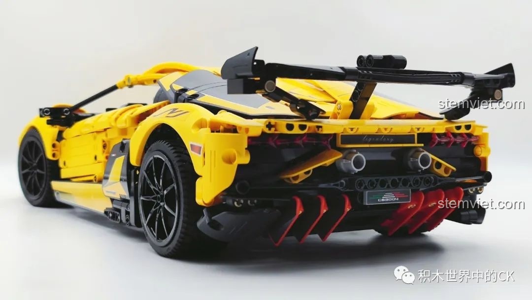 Góc nhìn thấp hơn mặt sau của bộ xếp hình Lamborghini Aventador LP700 Siêu Xe Thể Thao C63004, làm nổi bật chi tiết đèn hậu và bộ khuếch tán.