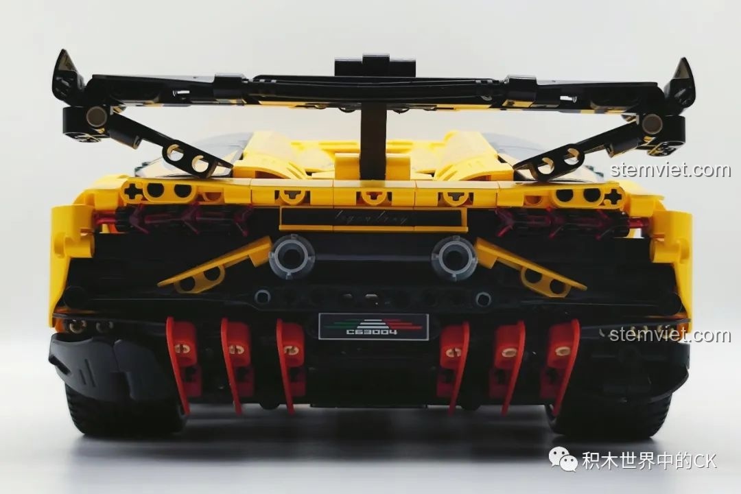 Mặt sau nhìn thẳng của đồ chơi xếp hình Siêu xe thể thao Lamborghini CaDA C63004, thể hiện sự cân đối và mạnh mẽ của thiết kế.