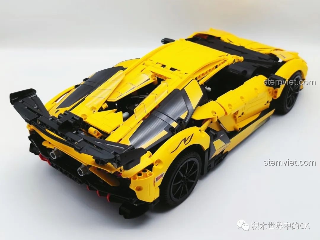 Góc nhìn từ trên xuống mặt sau của bộ lắp ghép Lamborghini Aventador LP700 Siêu Xe Thể Thao, cho thấy tổng thể thiết kế hài hòa và chi tiết cánh gió.