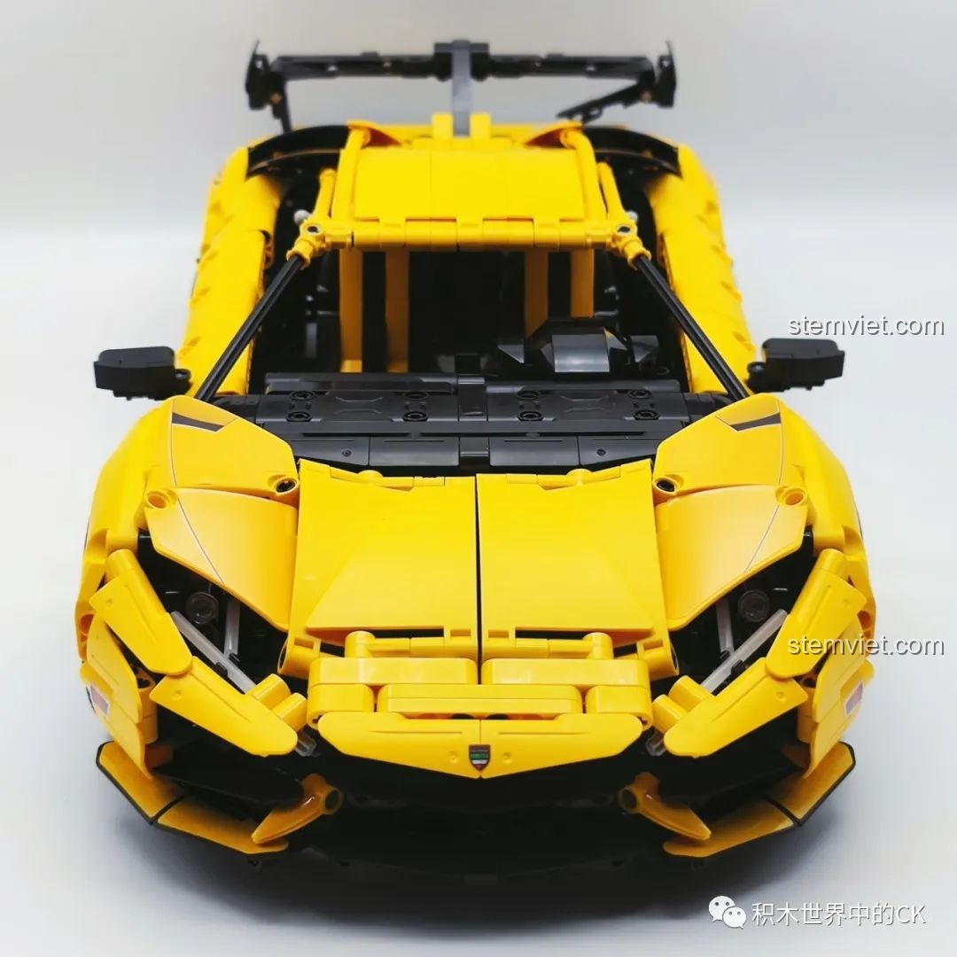 Mặt trước của mô hình Lamborghini Aventador LP700-4 C63004 đã hoàn thiện, đèn pha và lưới tản nhiệt được tái hiện chân thực.