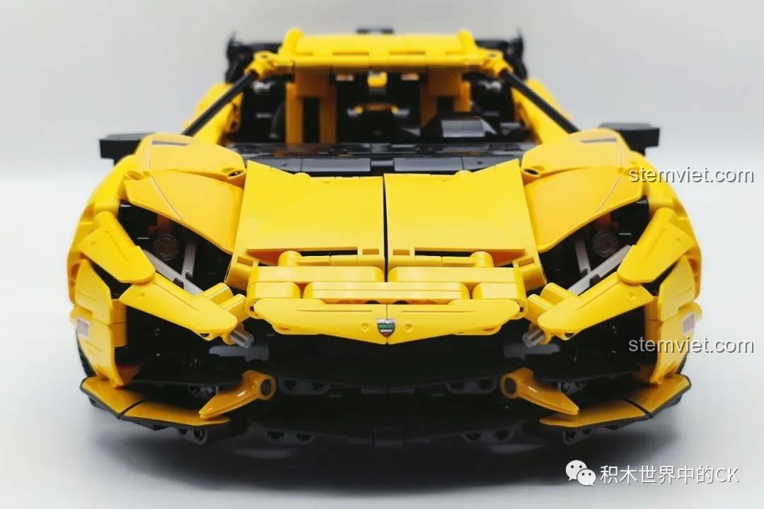 Cận cảnh mặt trước của bộ xếp hình Lamborghini Aventador LP700 C63004, các đường nét thiết kế sắc sảo, tinh tế.