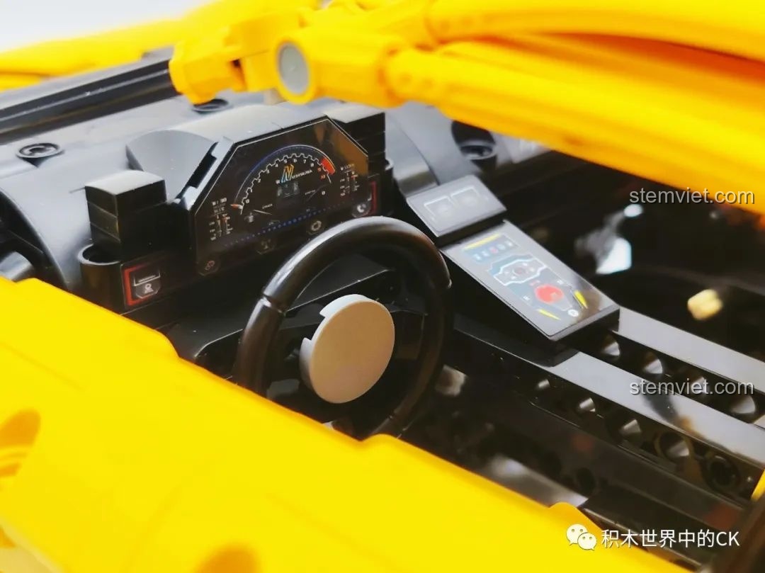 Nắp capo sau của bộ khối lắp ghép 3004 Lamborghini Aventador LP700 có thể mở ra, hé lộ chi tiết động cơ bên trong, tăng tính tương tác.