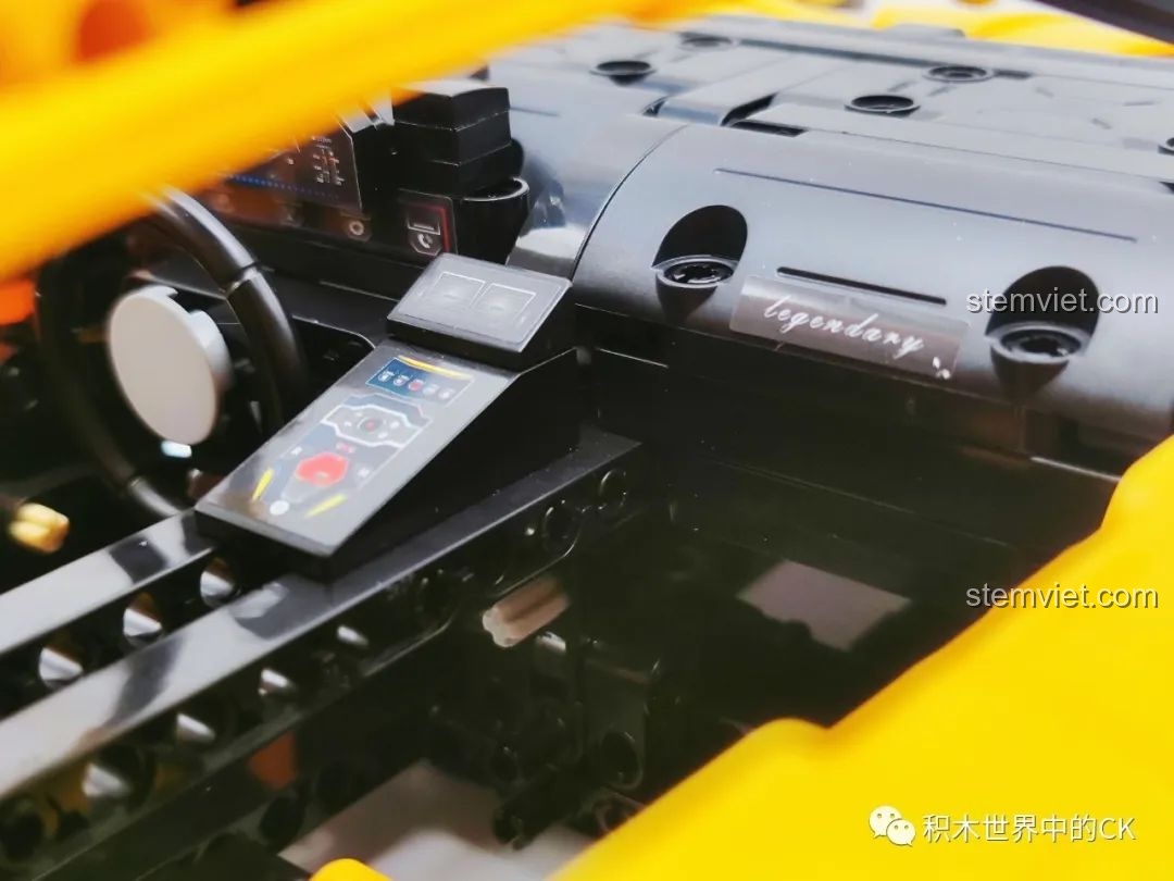 Chi tiết động cơ của bộ đồ chơi mô hình Lamborghini Aventador LP700-4 cho con trai trên 8 tuổi, được tái hiện tỉ mỉ, tăng giá trị giáo dục.