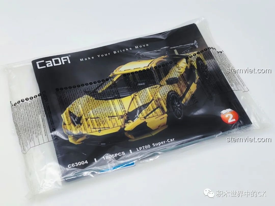 Sách hướng dẫn lắp ráp của bộ đồ chơi lắp ghép Siêu xe Lamborghini Aventador 3004 được bọc trong túi ni lông, giữ gìn cẩn thận.