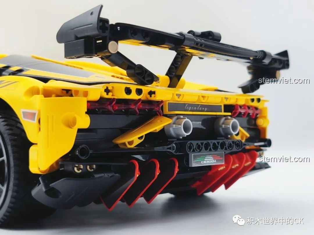 Mô hình CaDA C63004 Lamborghini Aventador LP700 được trưng bày cùng mô hình nhân vật nữ, tạo cảnh tượng sống động và thu hút.