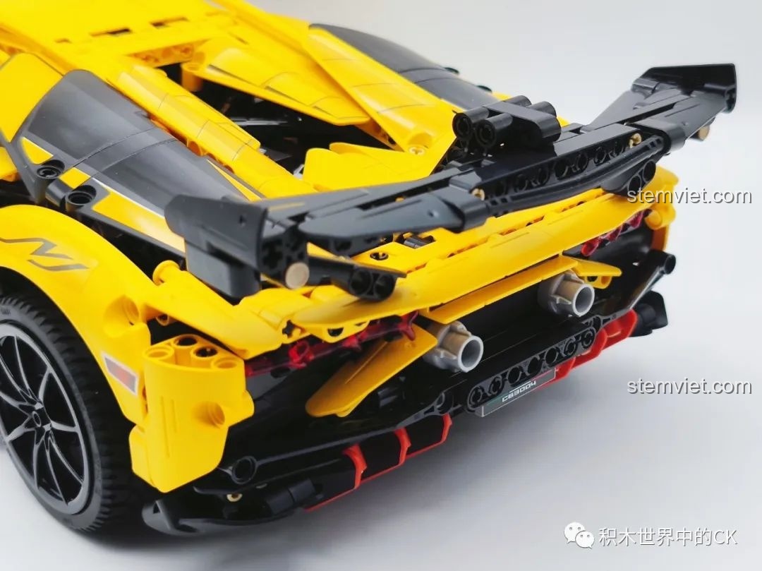 Mô hình CaDA C63004 Lamborghini Aventador LP700 và mô hình nhân vật tạo dáng, thể hiện khả năng trưng bày ấn tượng của bộ đồ chơi.