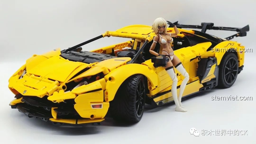 Mô hình CaDA C63004 Lamborghini Aventador LP700 nhìn từ góc thấp, tôn lên vẻ đẹp mạnh mẽ và sang trọng của siêu xe lắp ráp.