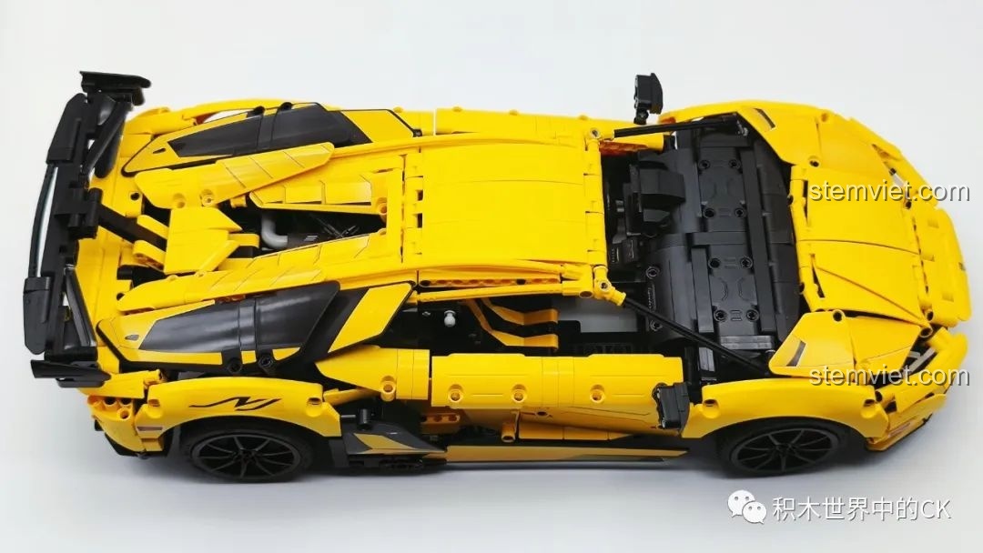 Góc nhìn từ trên xuống của bộ xếp hình Lamborghini Aventador LP700 3004, tổng thể xe cân đối, mạnh mẽ và chi tiết.