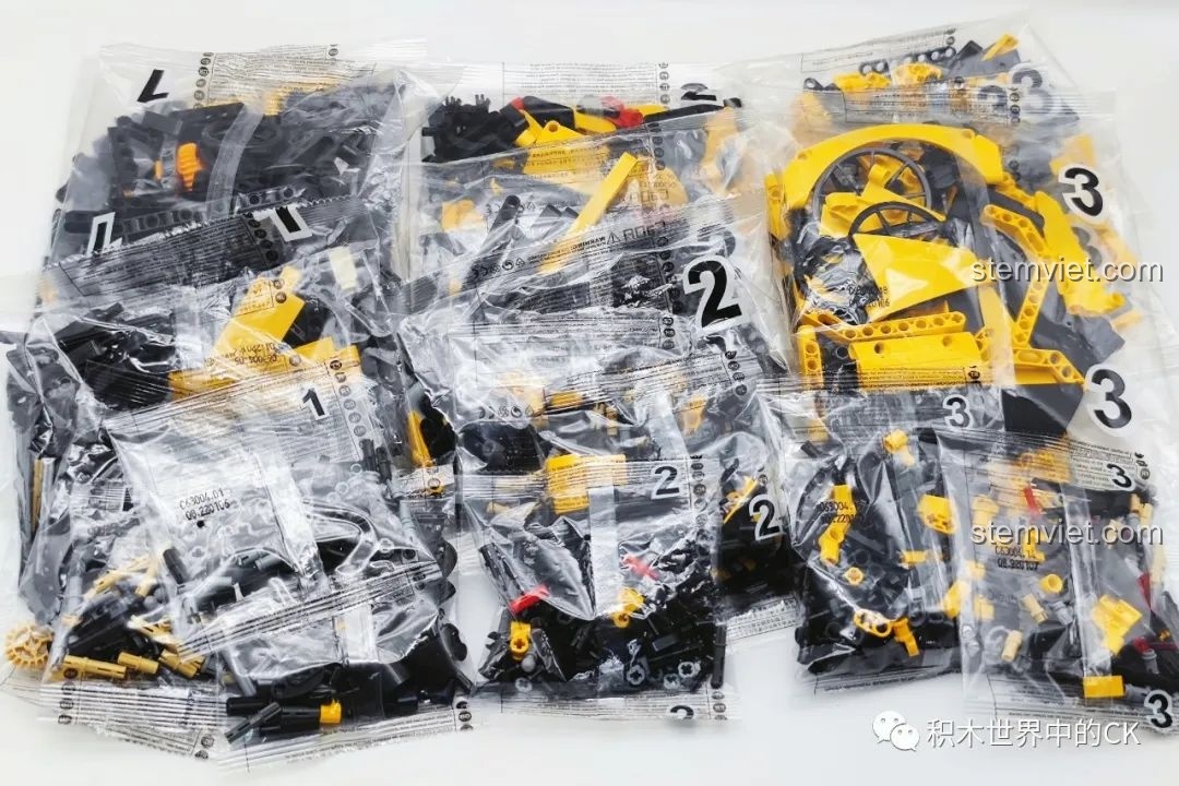 Toàn bộ các túi mảnh ghép của bộ đồ chơi xây dựng CaDA C63004 được phân loại và đánh số cẩn thận, sẵn sàng cho việc lắp ráp.