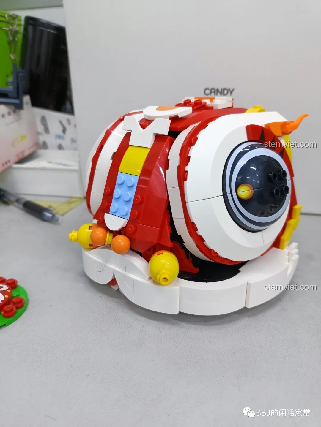 Đầu lân đang dần hoàn thiện trong bài review Candy Buw 860966 Mô hình Đầu Lân.