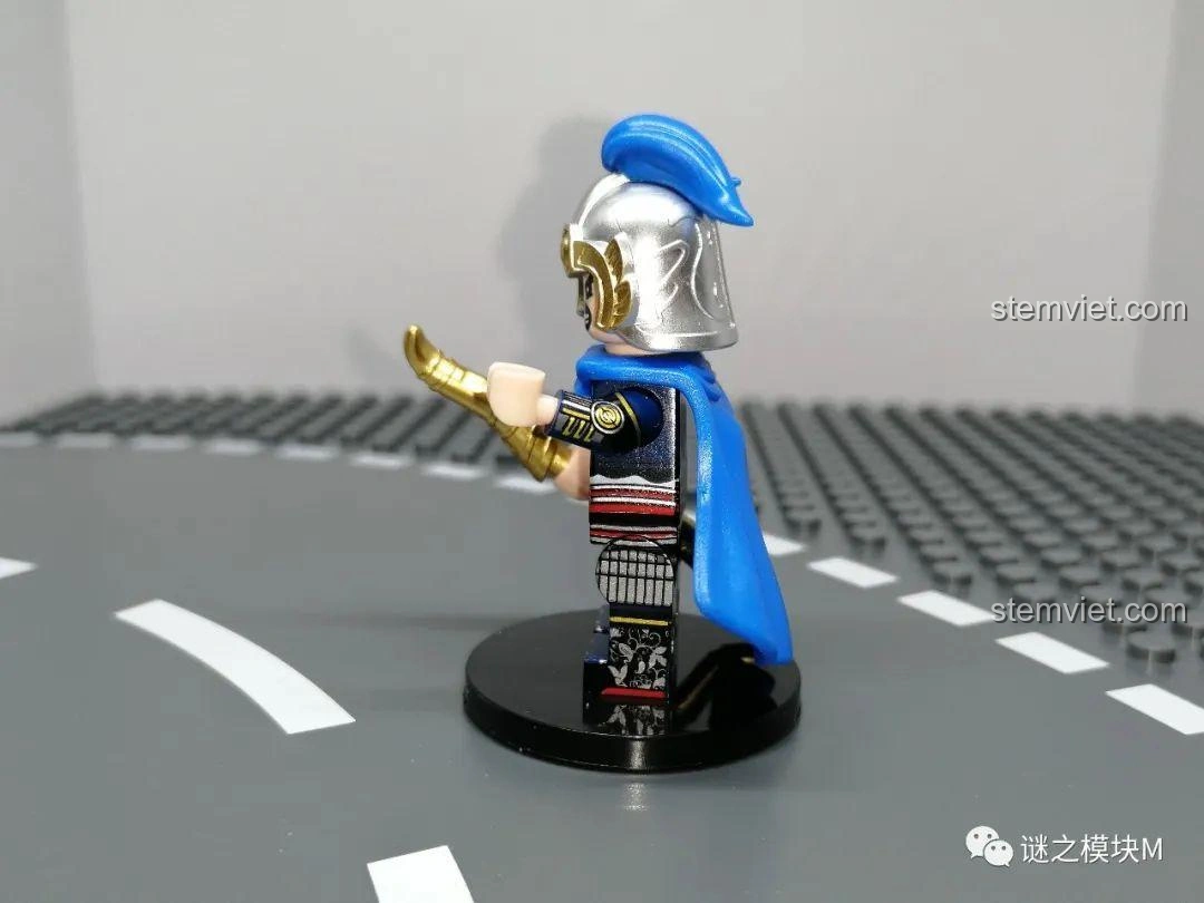 Góc nghiêng của Minifigure Hạ Hầu Uyên từ bộ đồ chơi lắp ráp Minifigure Tam Quốc 6 Kiểu Nhân Vật DECOOL 20325.