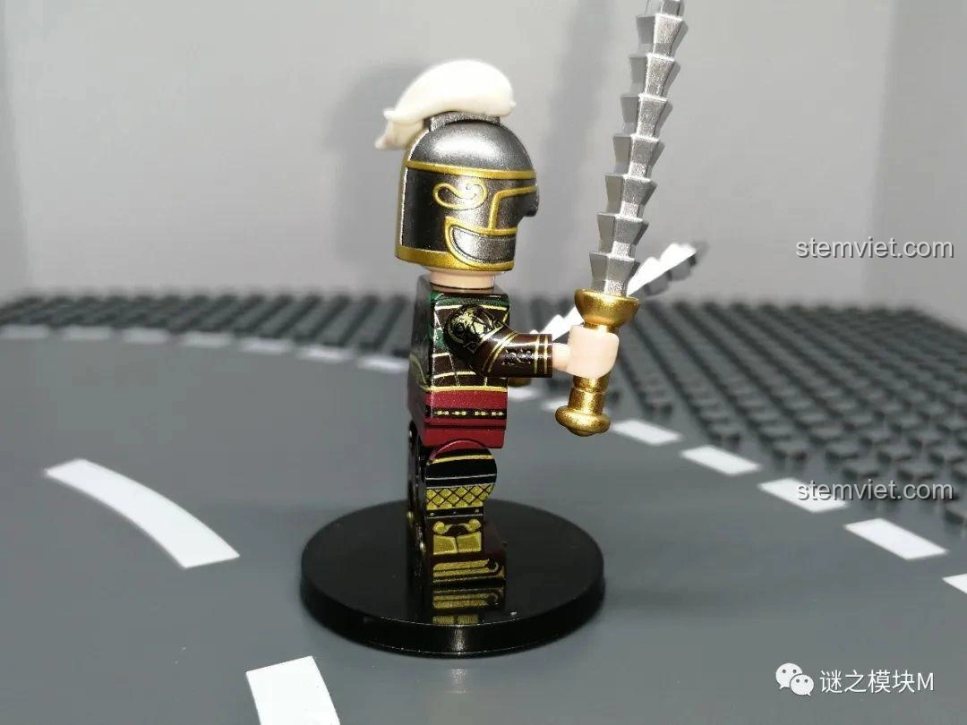 Góc nghiêng của Minifigure Hoàng Cái từ bộ đồ chơi lắp ráp Minifigure Tam Quốc 6 Kiểu Nhân Vật DECOOL 20325.