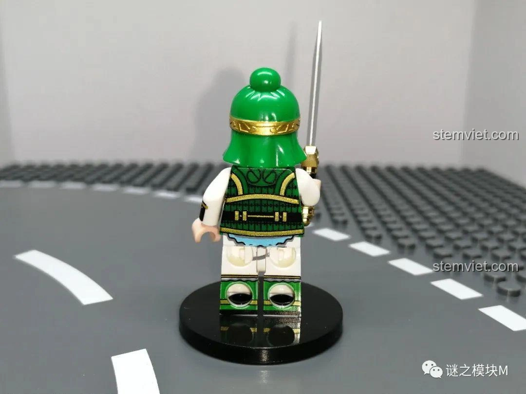 Góc nghiêng khác của Minifigure Khương Duy từ bộ đồ chơi lắp ráp Minifigure Tam Quốc 6 Kiểu Nhân Vật DECOOL 20325.