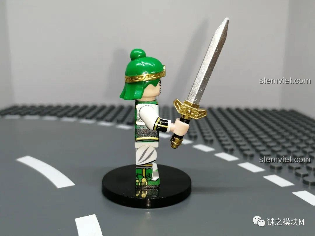 Góc nghiêng của Minifigure Khương Duy từ bộ đồ chơi lắp ráp Minifigure Tam Quốc 6 Kiểu Nhân Vật DECOOL 20325.