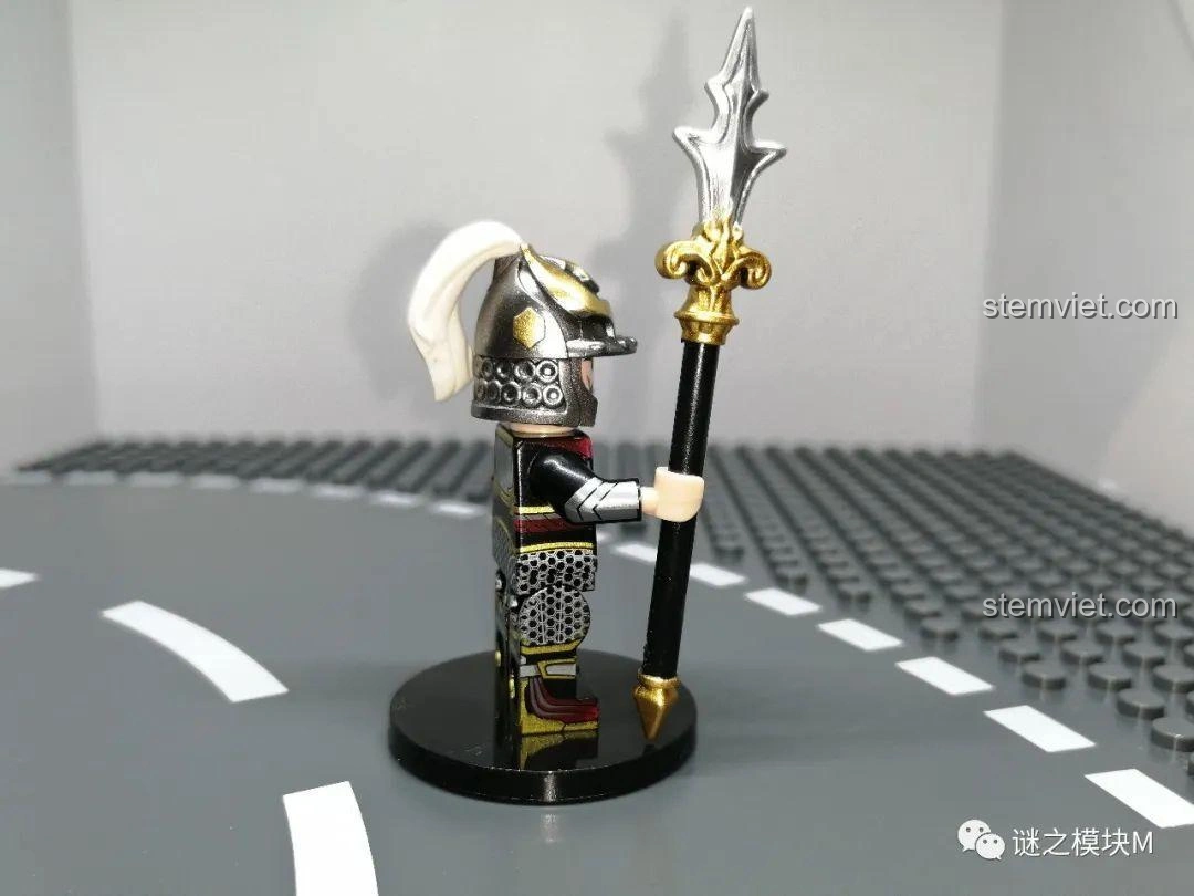 Góc nghiêng của Minifigure Lạc Tiến từ bộ đồ chơi lắp ráp Minifigure Tam Quốc 6 Kiểu Nhân Vật DECOOL 20325.