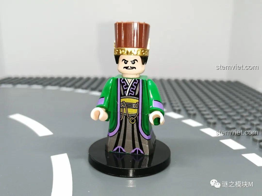 Góc nghiêng khác của Minifigure Lỗ Túc từ bộ đồ chơi lắp ráp Minifigure Tam Quốc 6 Kiểu Nhân Vật DECOOL 20325.