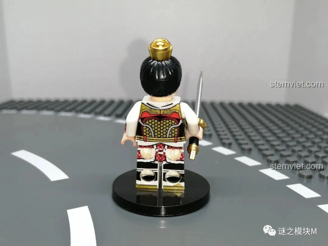 Góc nghiêng khác của Minifigure Lục Tốn từ bộ đồ chơi lắp ráp Minifigure Tam Quốc 6 Kiểu Nhân Vật DECOOL 20325.