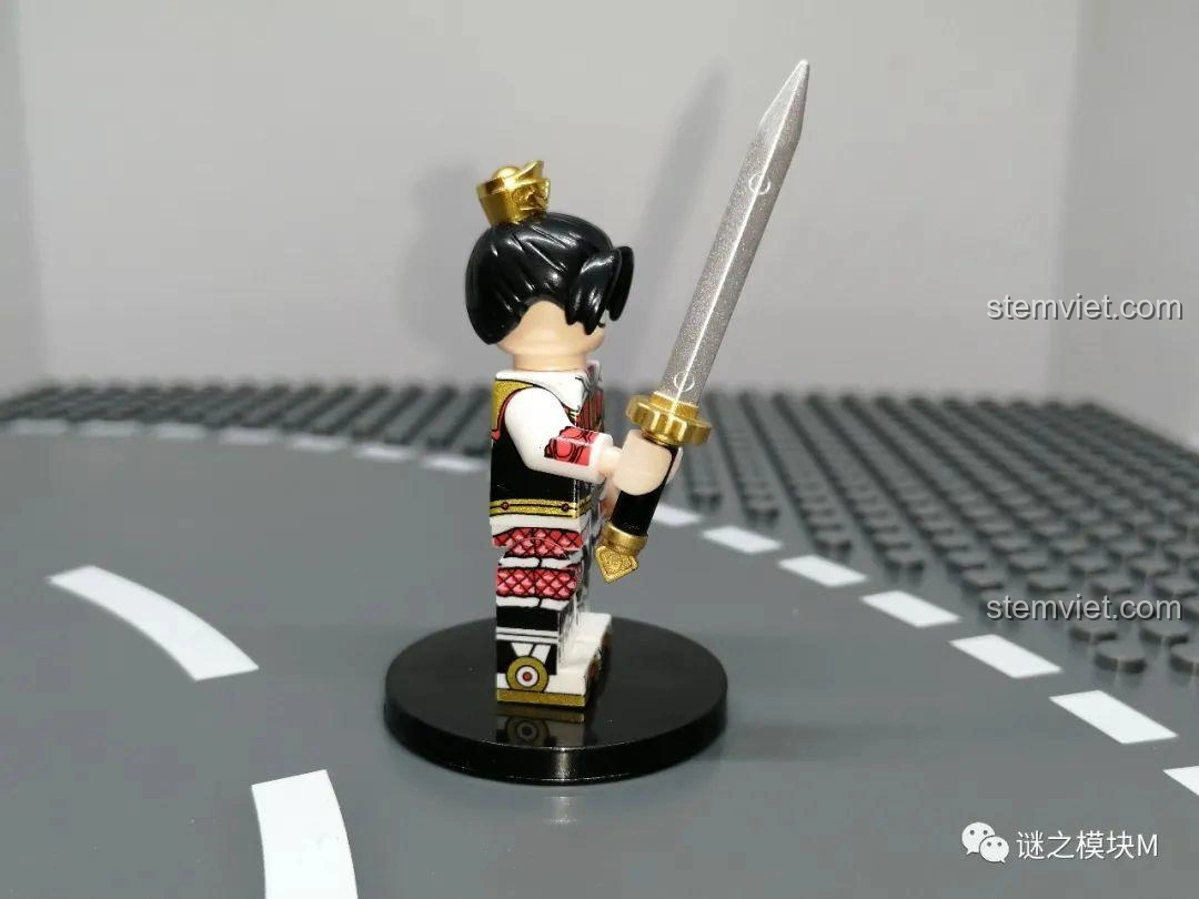 Góc nghiêng của Minifigure Lục Tốn từ bộ đồ chơi lắp ráp Minifigure Tam Quốc 6 Kiểu Nhân Vật DECOOL 20325.