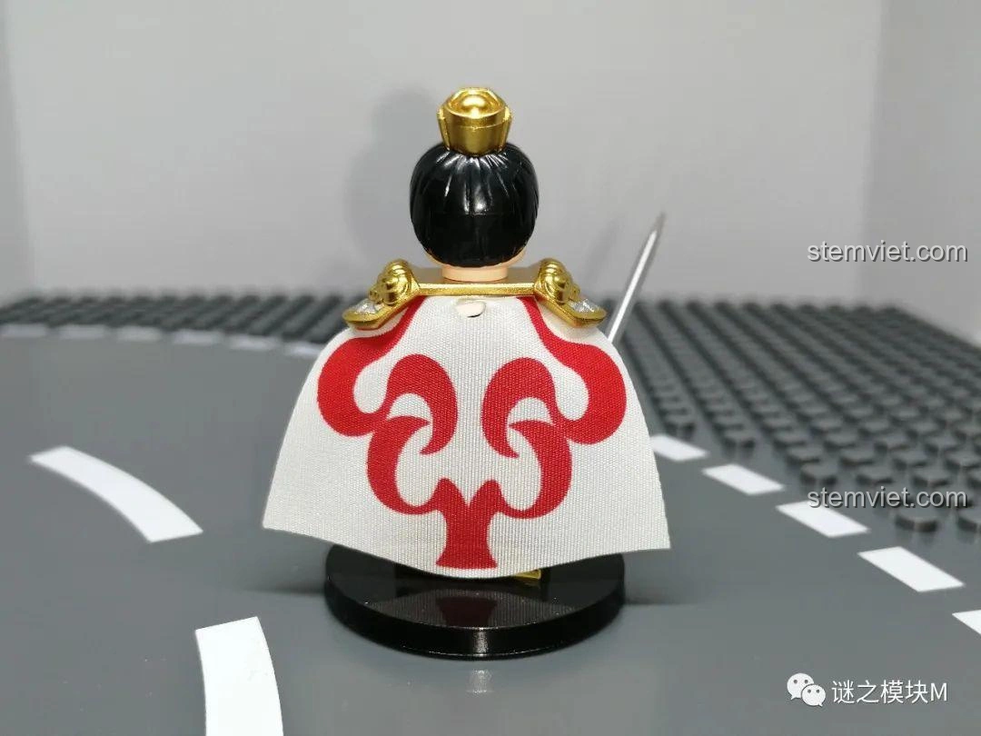 Mặt sau của Minifigure Lục Tốn trong bộ đồ chơi lắp ráp Minifigure Tam Quốc 6 Kiểu Nhân Vật DECOOL 20325.