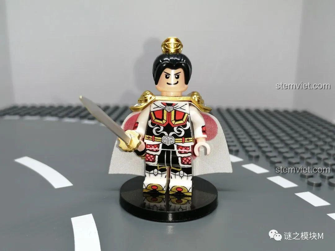 Minifigure Lục Tốn trong bộ đồ chơi lắp ráp Minifigure Tam Quốc 6 Kiểu Nhân Vật DECOOL 20325, với giáp đỏ.