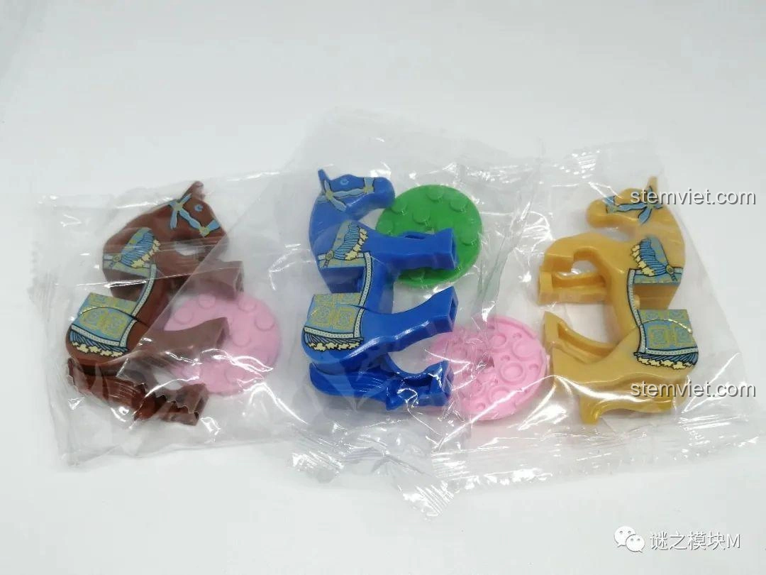 Cận cảnh các chú ngựa quà tặng kèm với chi tiết yên cương trong bộ đồ chơi lắp ráp Minifigure Tam Quốc 6 Kiểu Nhân Vật DECOOL 20325.