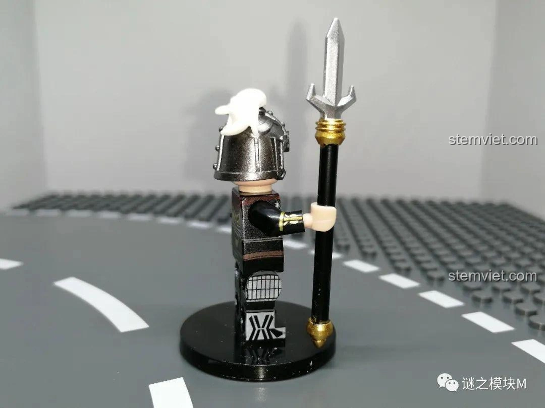 Góc nghiêng của Minifigure Ngụy Diên từ bộ đồ chơi lắp ráp Minifigure Tam Quốc 6 Kiểu Nhân Vật DECOOL 20325.