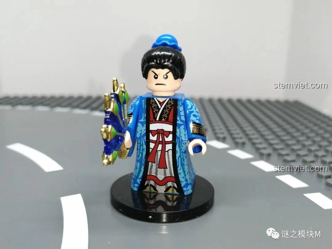 Góc nghiêng của Minifigure Quách Gia từ bộ đồ chơi lắp ráp Minifigure Tam Quốc 6 Kiểu Nhân Vật DECOOL 20325.