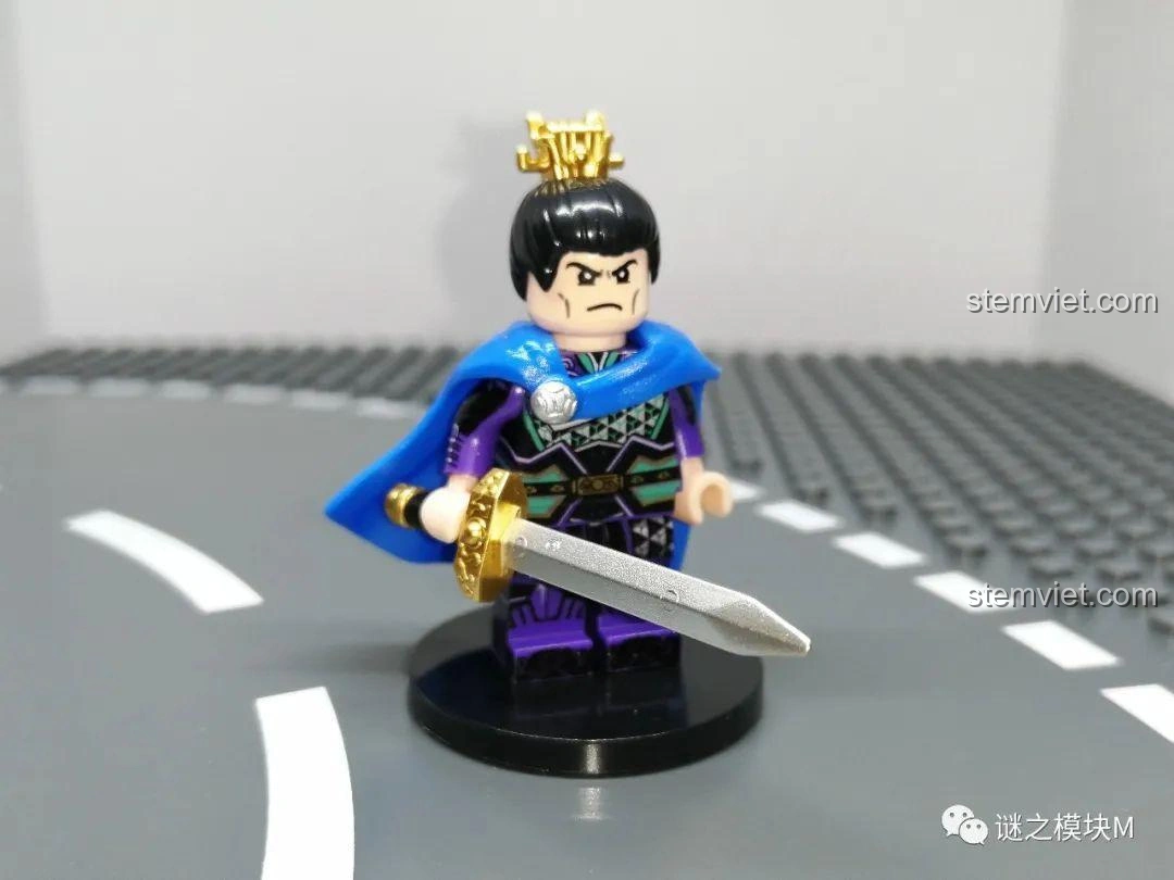 Góc nghiêng của Minifigure Tào Phi từ bộ đồ chơi lắp ráp Minifigure Tam Quốc 6 Kiểu Nhân Vật DECOOL 20325.