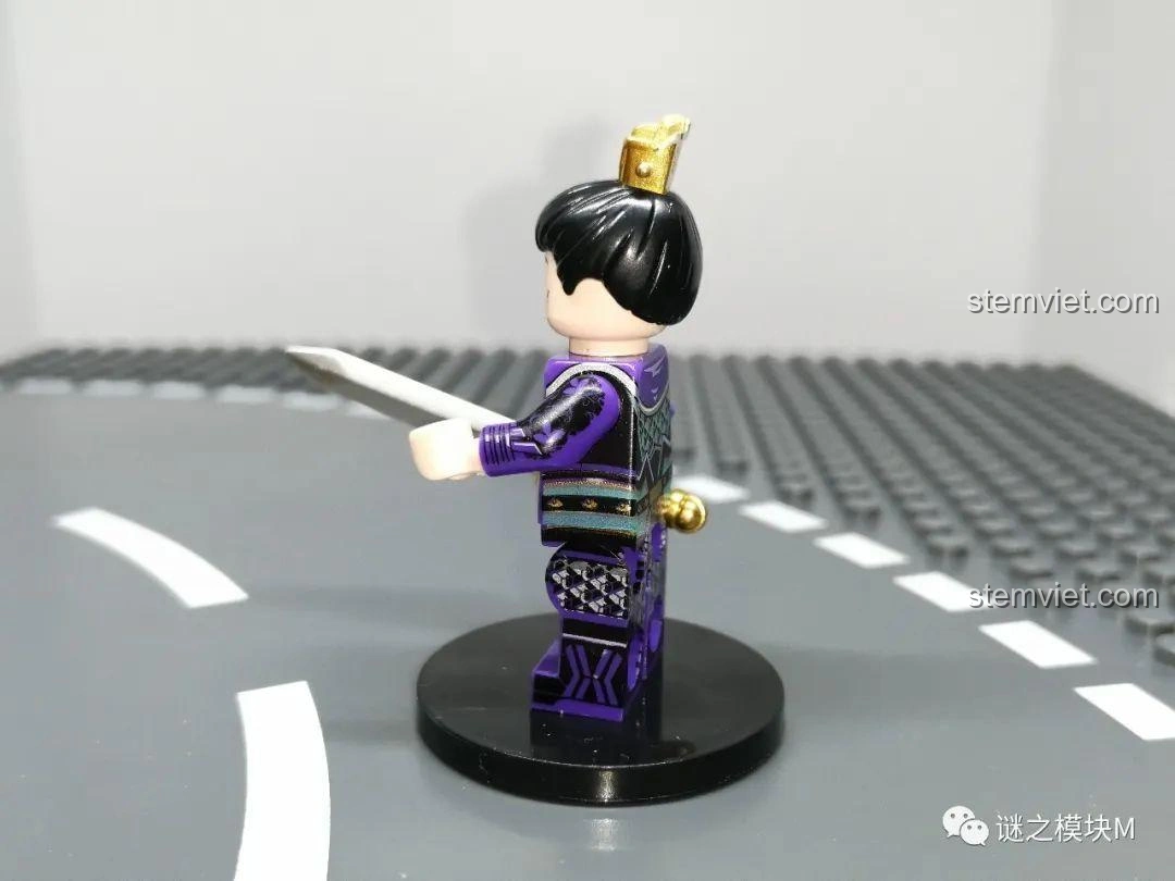 Mặt sau của Minifigure Tào Phi trong bộ đồ chơi lắp ráp Minifigure Tam Quốc 6 Kiểu Nhân Vật DECOOL 20325.