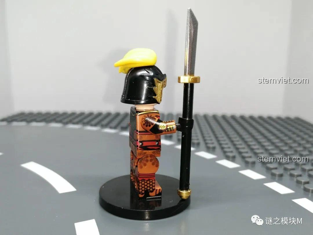 Góc nghiêng khác của Minifigure Trương Hợp từ bộ đồ chơi lắp ráp Minifigure Tam Quốc 6 Kiểu Nhân Vật DECOOL 20325.