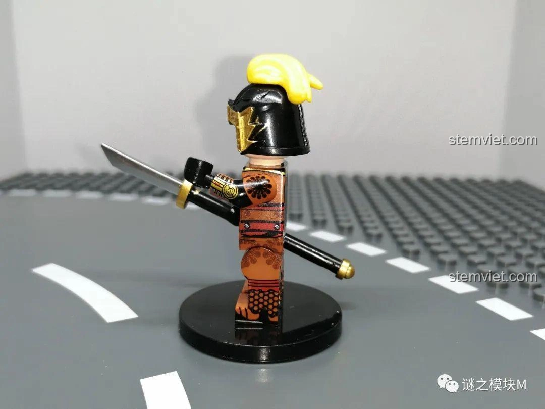 Góc nghiêng của Minifigure Trương Hợp từ bộ đồ chơi lắp ráp Minifigure Tam Quốc 6 Kiểu Nhân Vật DECOOL 20325.