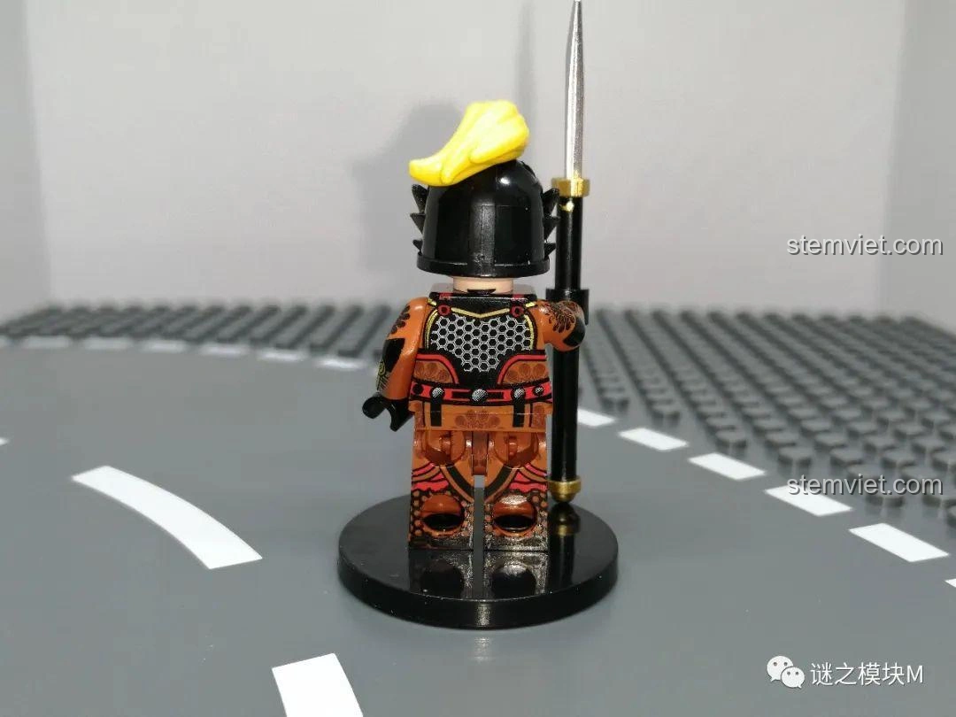 Mặt sau của Minifigure Trương Hợp trong bộ đồ chơi lắp ráp Minifigure Tam Quốc 6 Kiểu Nhân Vật DECOOL 20325.